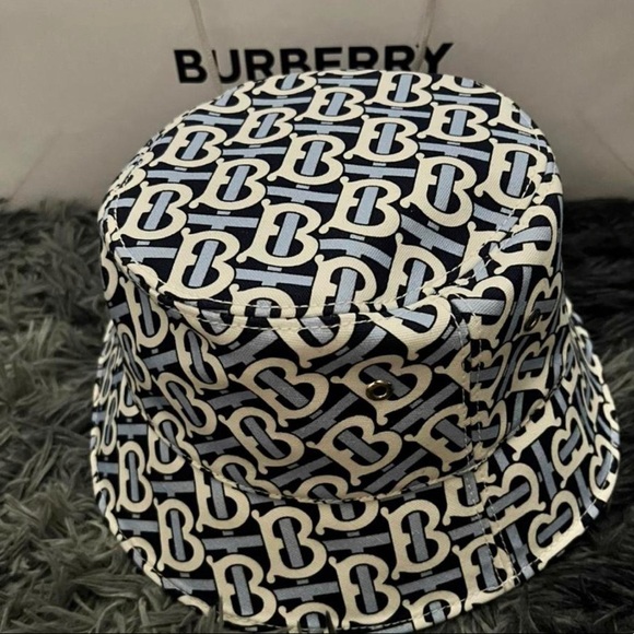 Burberry bucket hat - Picture 1 of 3